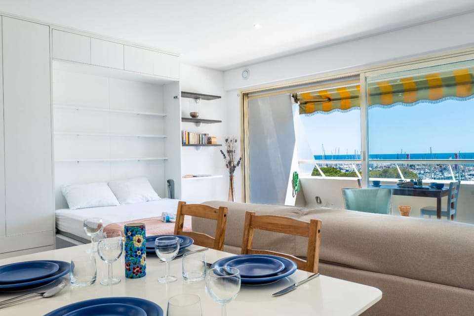 Large studio with a breathtaking view of the sea Apartment in Villeneuve-Loubet