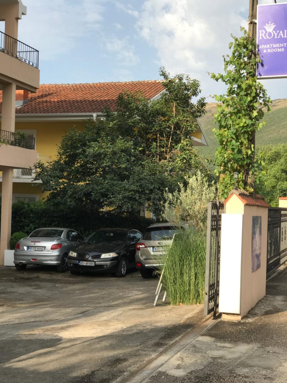 Facade/entrance, Property logo or sign, Garden, Text overlay, Garden view, Street view, Certificate/Award