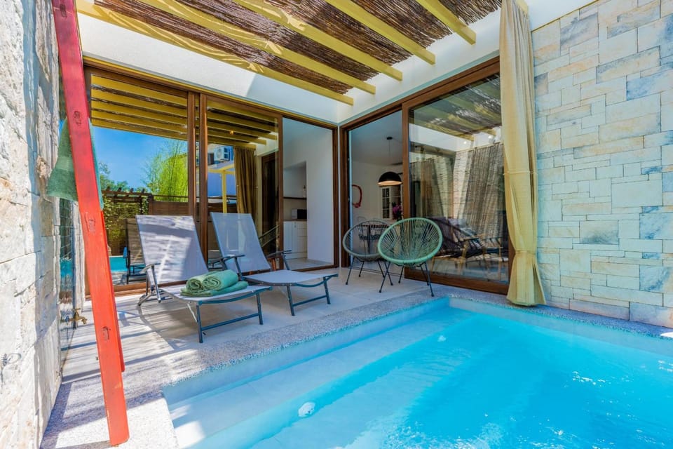 Swimming pool, sunbed