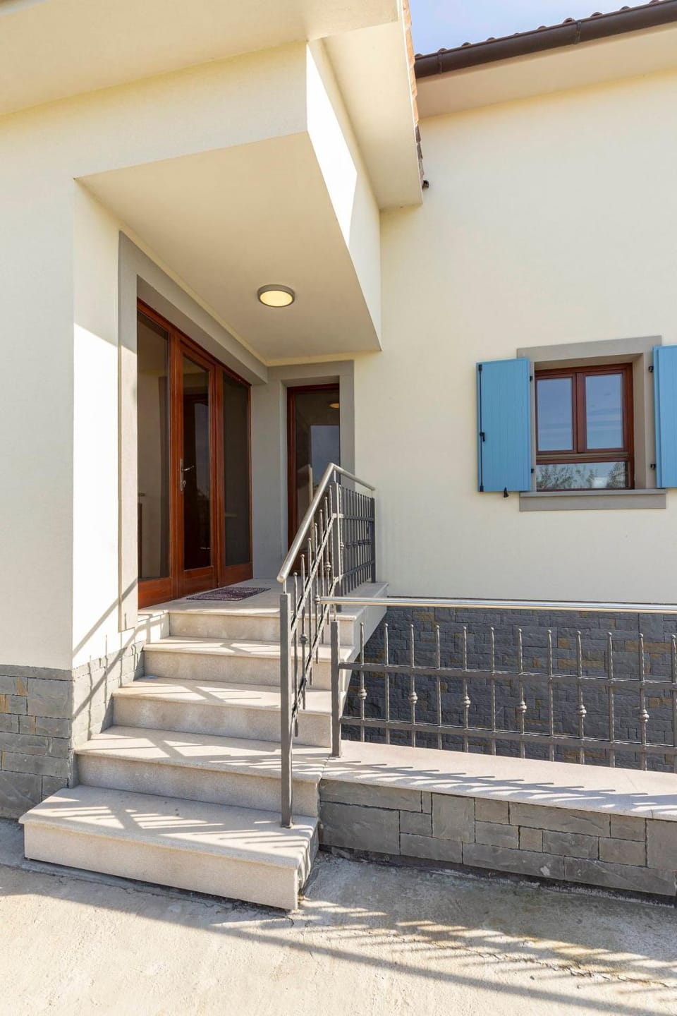 Property building, Facade/entrance, Day