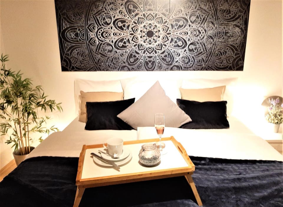 Bed, Photo of the whole room, Bedroom, Text overlay