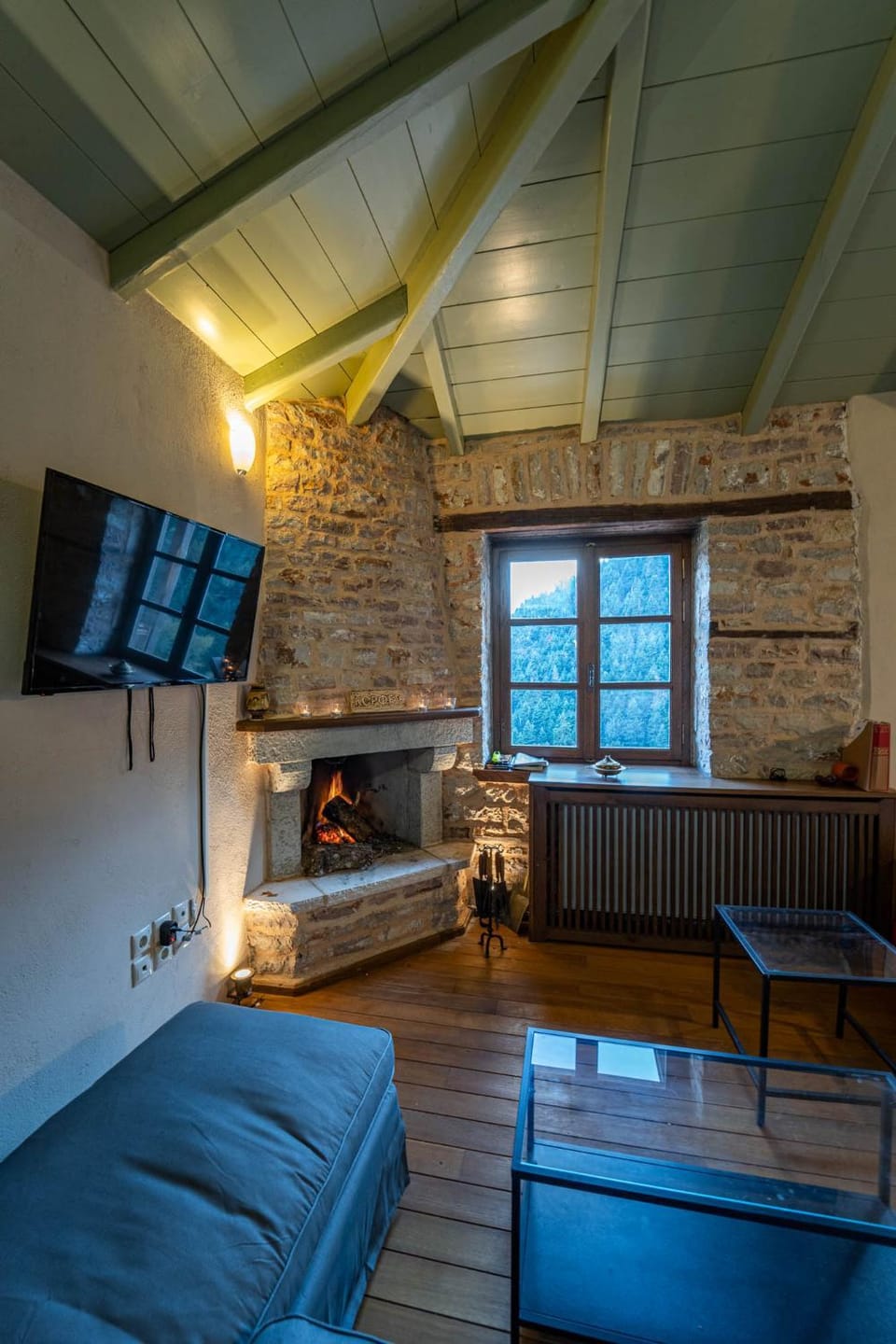 TV and multimedia, View (from property/room), View (from property/room), Living room, Seating area, fireplace