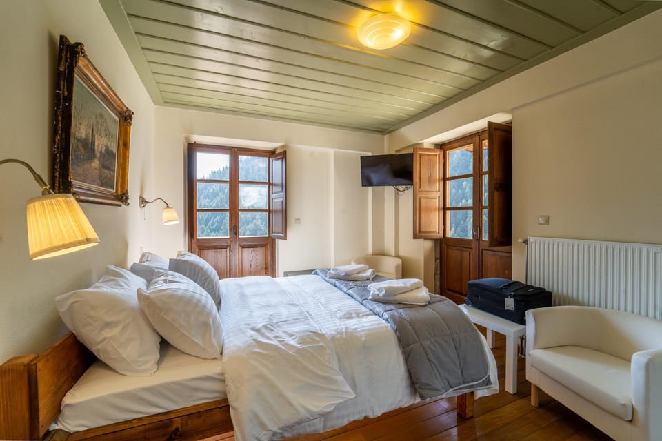Bed, TV and multimedia, Photo of the whole room, Bedroom, towels