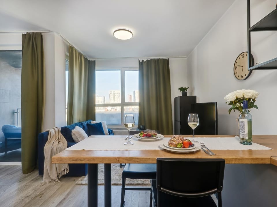 Kitchen or kitchenette, Living room, Food and drinks, Seating area, Dining area, Food
