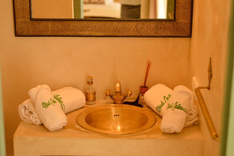 Bathroom, towels