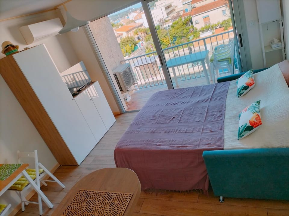 TV and multimedia, Photo of the whole room, air conditioner