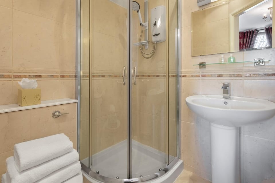 Shower, Toilet, Bathroom, towels