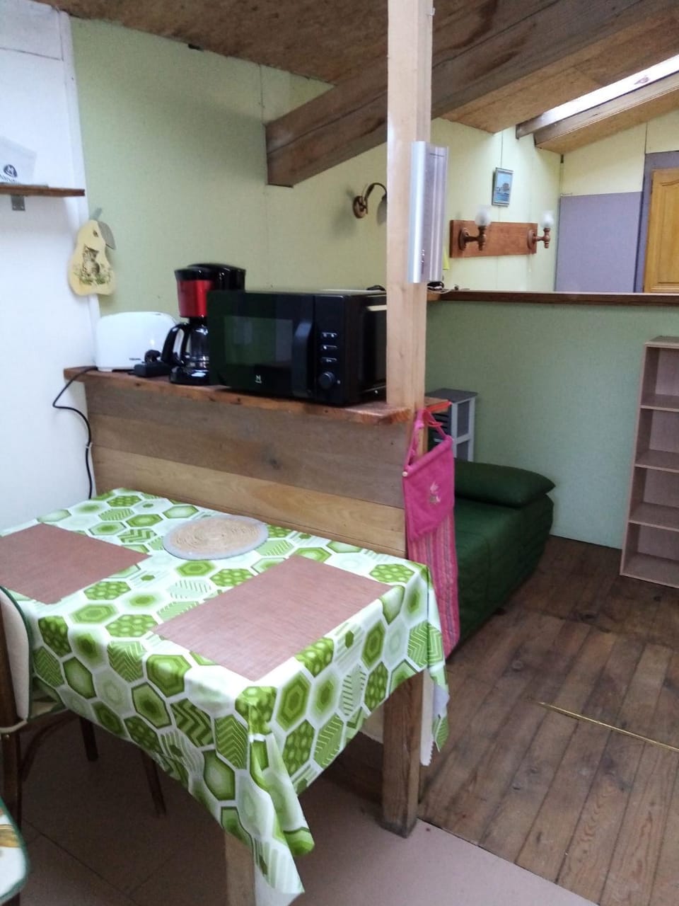 Kitchen or kitchenette, Dining area, minibar, pet friendly