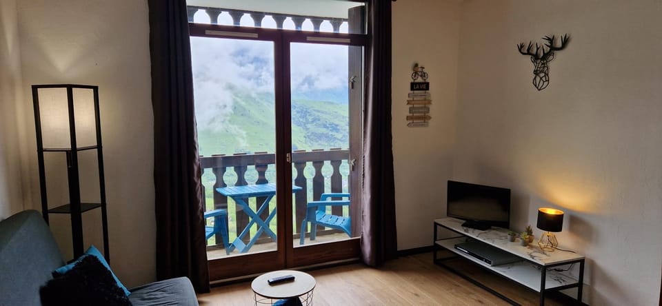 TV and multimedia, Living room, Mountain view
