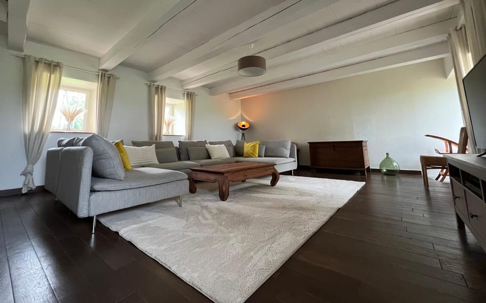 Grand Gîte Confortable en Auvergne - Belle vue House in Auvergne-Rhône-Alpes