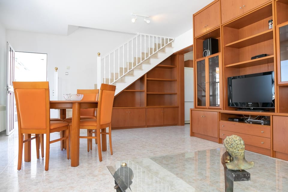 Communal lounge/ TV room, TV and multimedia, Kitchen or kitchenette, Living room, Seating area, Dining area