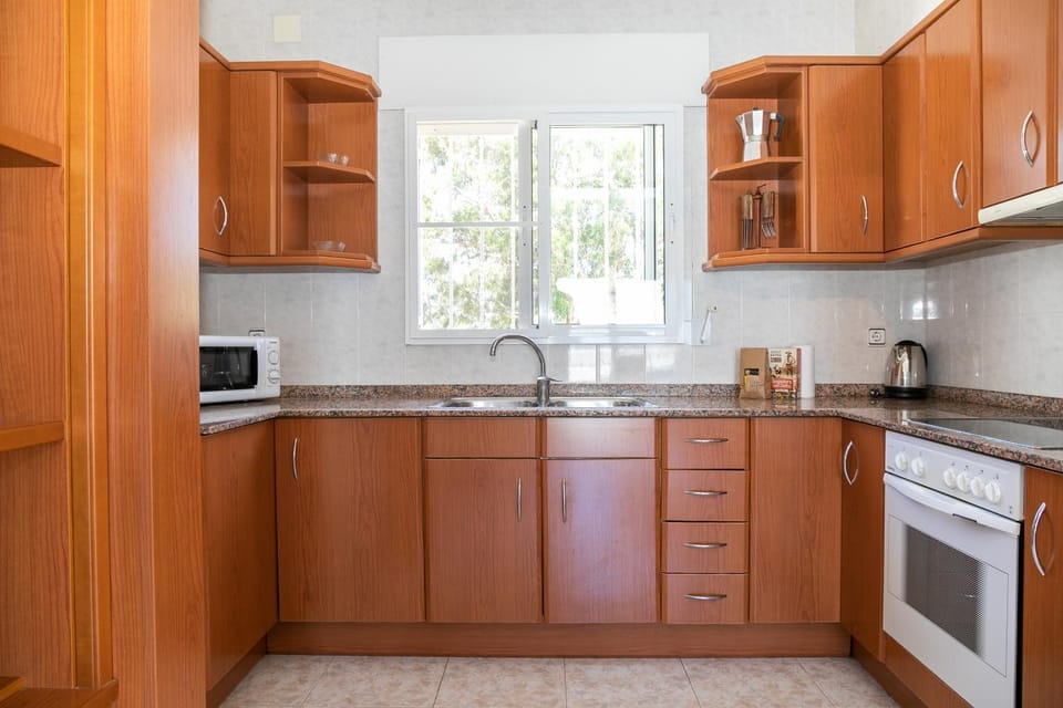 Coffee/tea facilities, Kitchen or kitchenette, oven, stove
