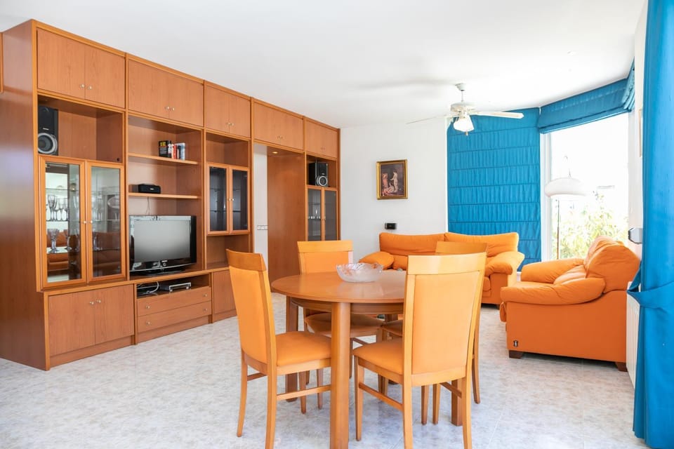 Communal lounge/ TV room, TV and multimedia, Living room, Seating area, Dining area