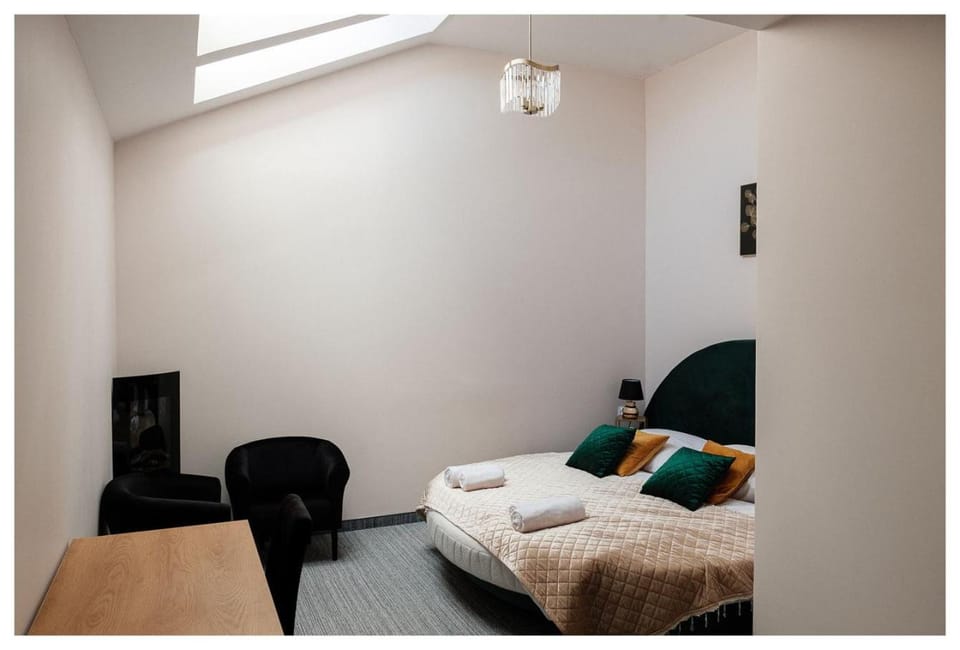 Bed, Living room, Photo of the whole room, Seating area, Bedroom