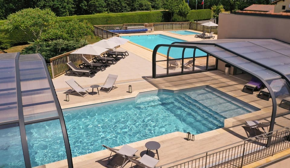 Patio, Day, Swimming pool, sunbed