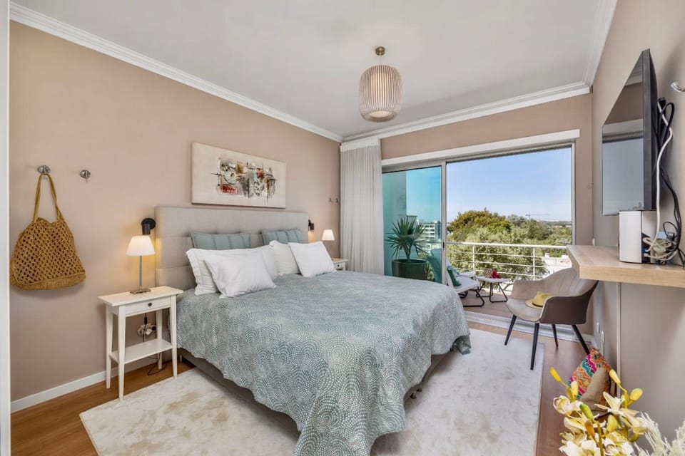 Bed, TV and multimedia, View (from property/room), Balcony/Terrace, Photo of the whole room, Bedroom