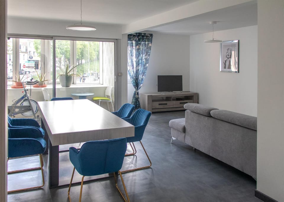 Communal lounge/ TV room, TV and multimedia, Living room, Seating area, Dining area