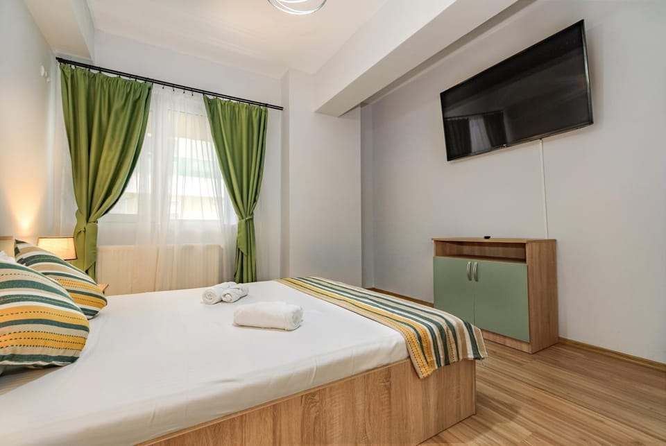 Bed, TV and multimedia, Photo of the whole room, Bedroom, towels