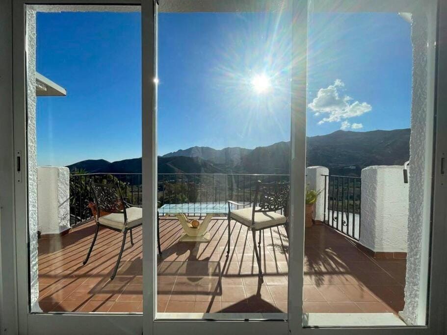 Balcony/Terrace, Mountain view