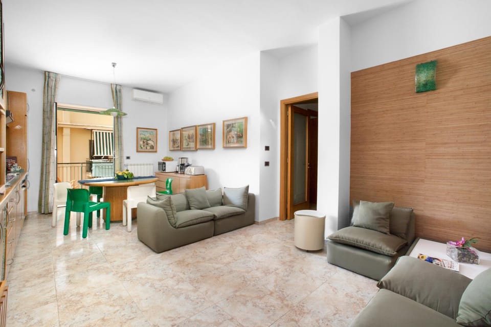 Communal lounge/ TV room, People, Balcony/Terrace