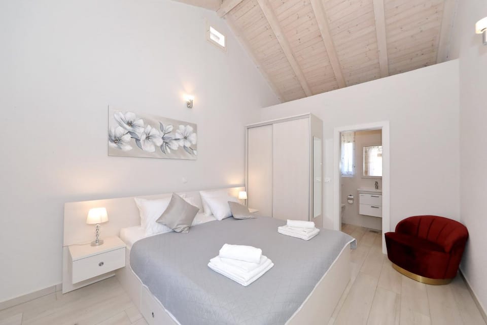 Bed, Photo of the whole room, Bedroom, towels, wardrobe