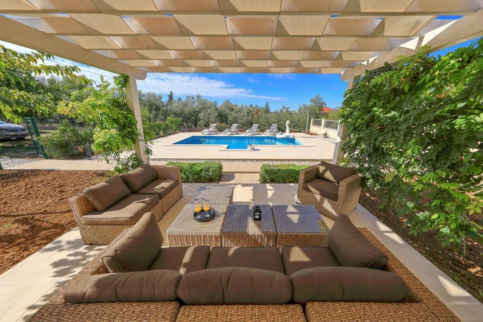 Patio, Natural landscape, Balcony/Terrace, Seating area, Garden view, Pool view, sunbed