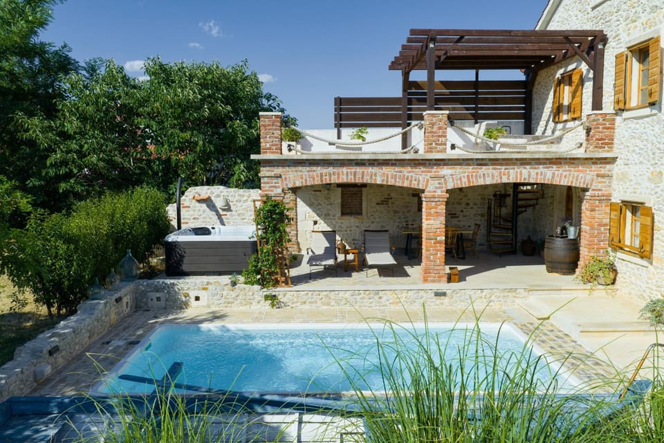 Property building, Facade/entrance, Off site, Balcony/Terrace, Swimming pool