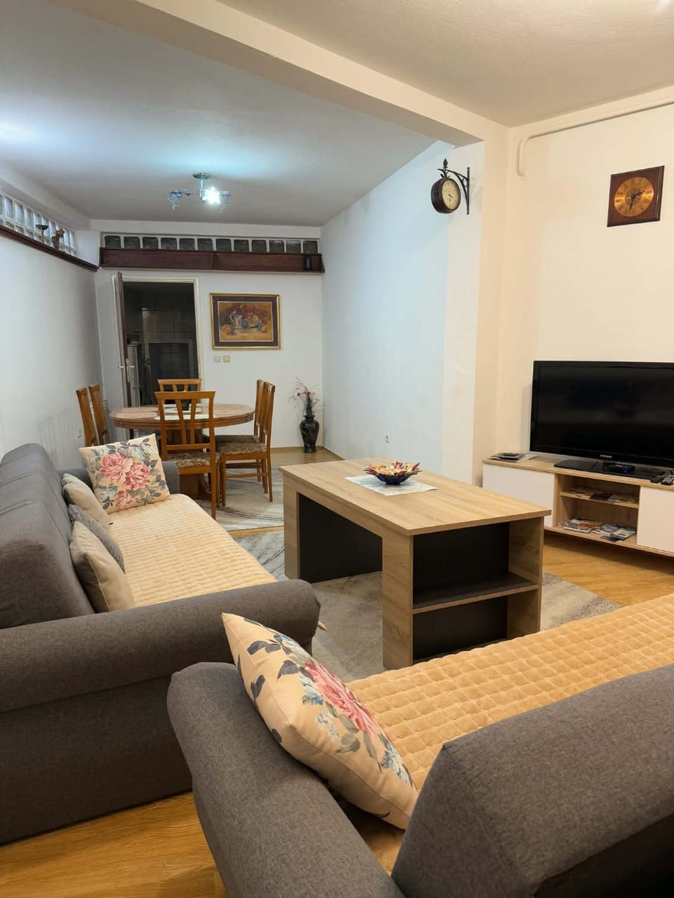 TV and multimedia, Living room, Seating area, Dining area