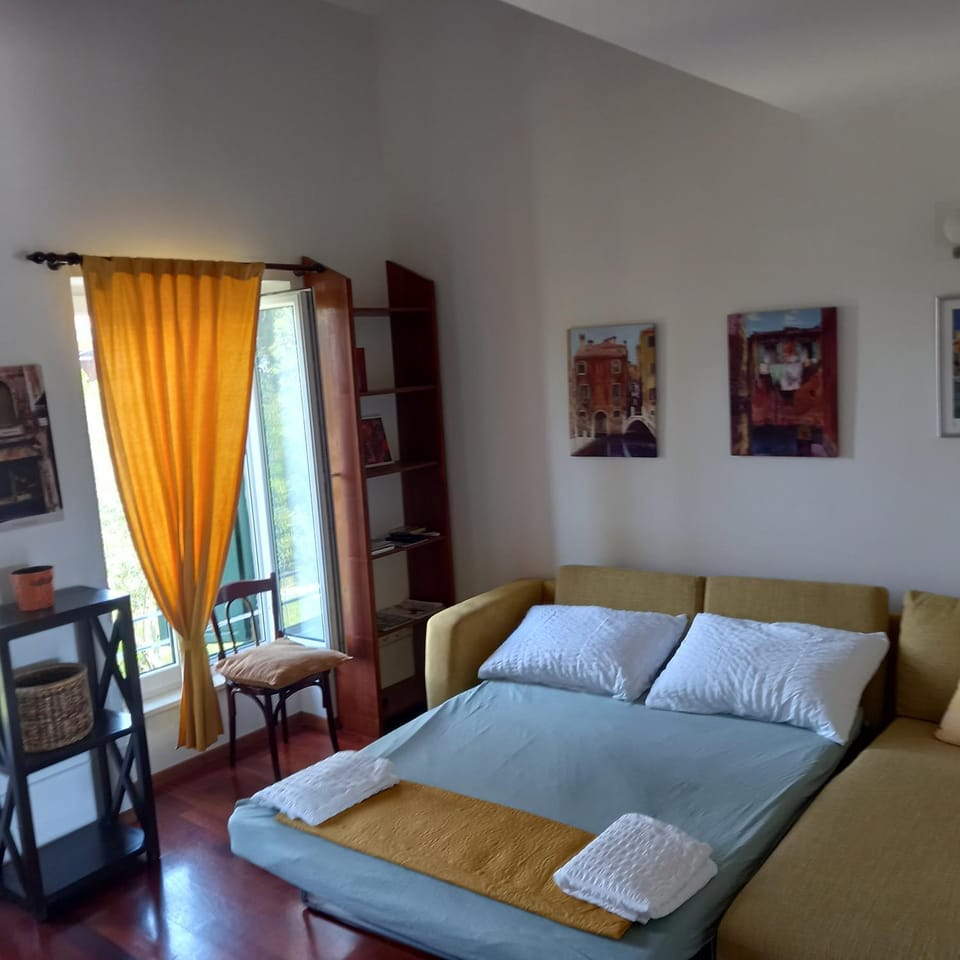 Bed, Living room