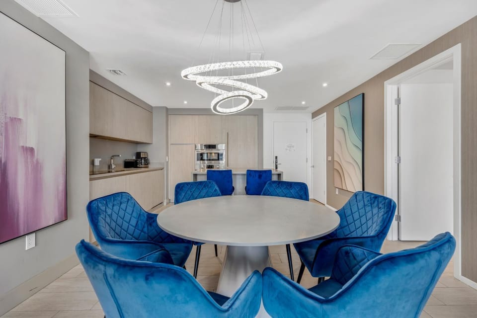 Kitchen or kitchenette, Living room, Seating area, Dining area