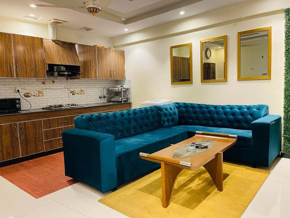 Kitchen or kitchenette, Living room, Seating area, Dining area, stove