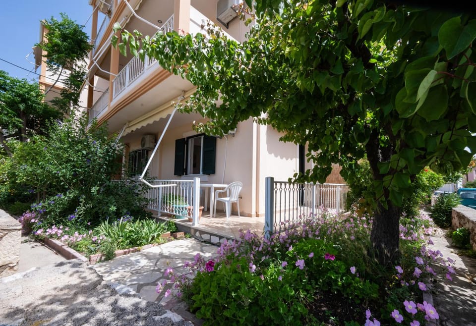 Property building, Garden, Balcony/Terrace, Garden view