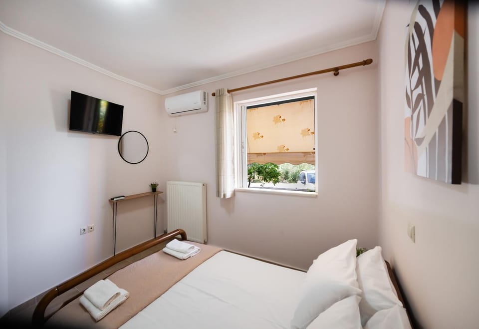 Bed, TV and multimedia, Bedroom, air conditioner