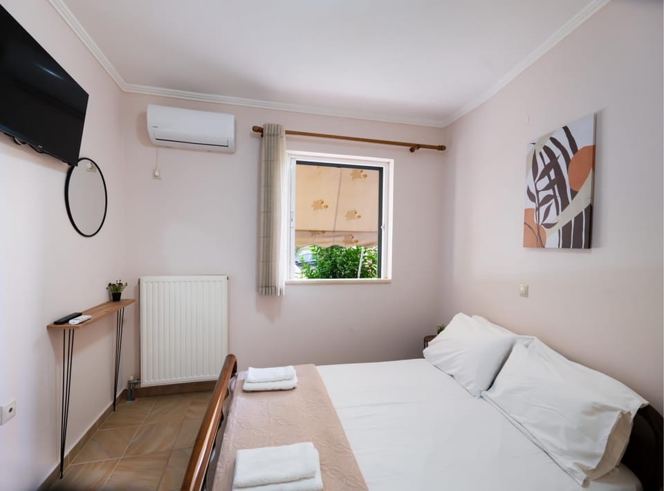 Bed, TV and multimedia, Bedroom, air conditioner