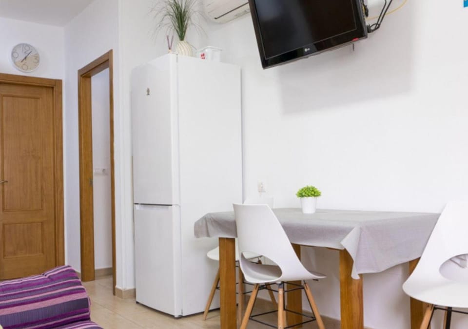 TV and multimedia, Seating area, Dining area, air conditioner