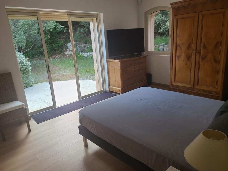 TV and multimedia, Photo of the whole room, Garden view