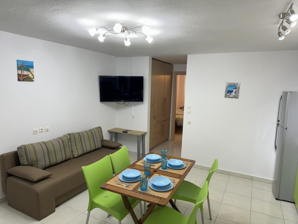Communal lounge/ TV room, Kitchen or kitchenette, Living room, Seating area, Dining area, kitchen