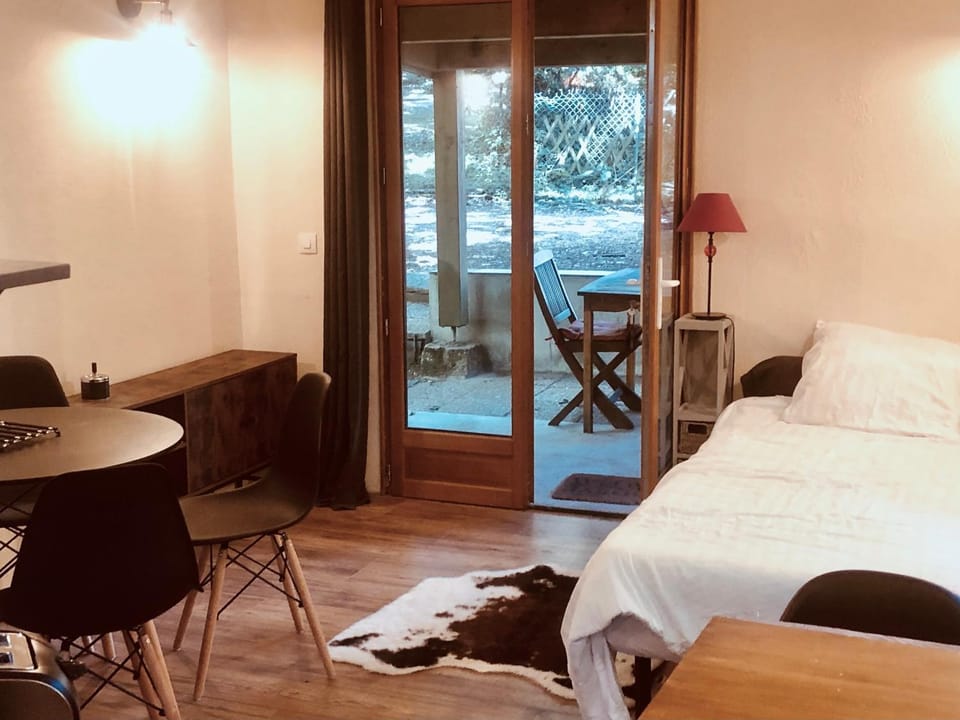 Bed, Dining area, Bedroom