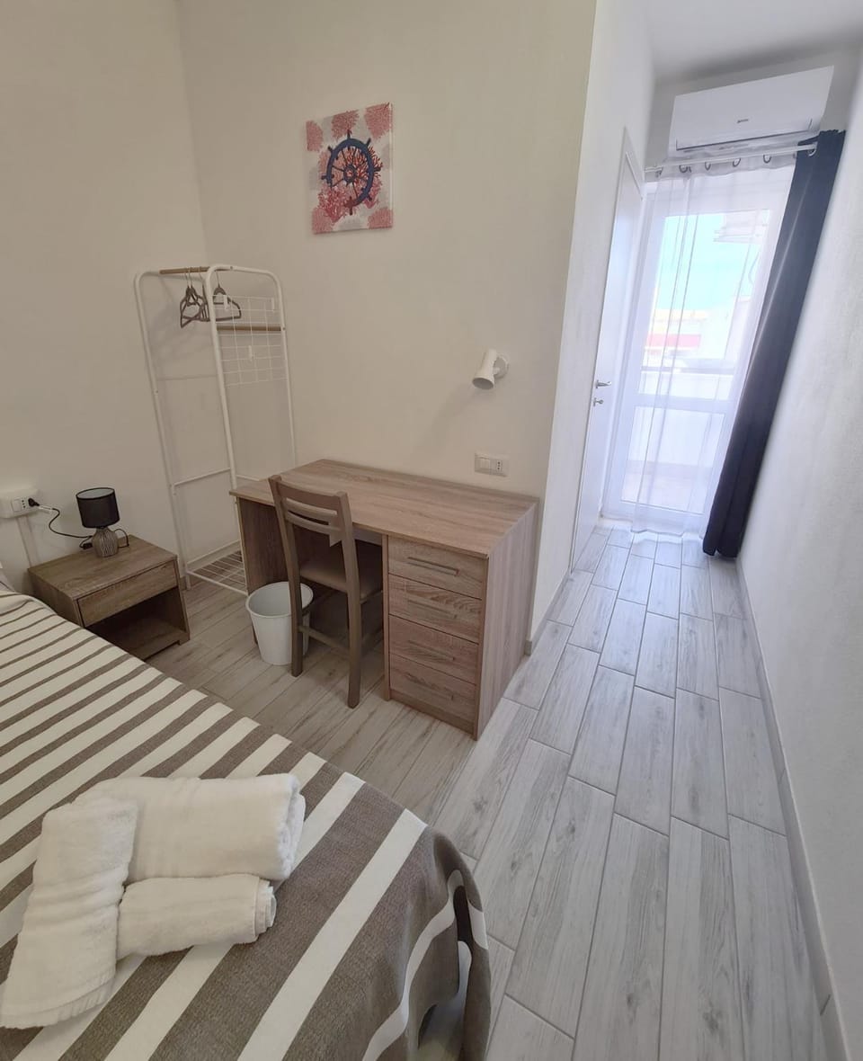 Bed, Bedroom, hair dresser, towels