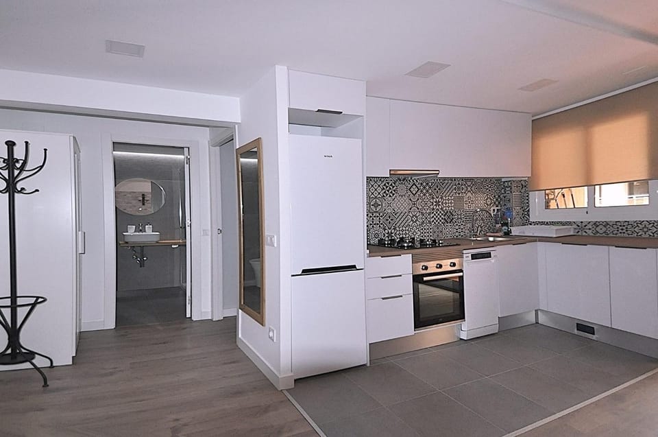 Kitchen or kitchenette, dishwasher, stove