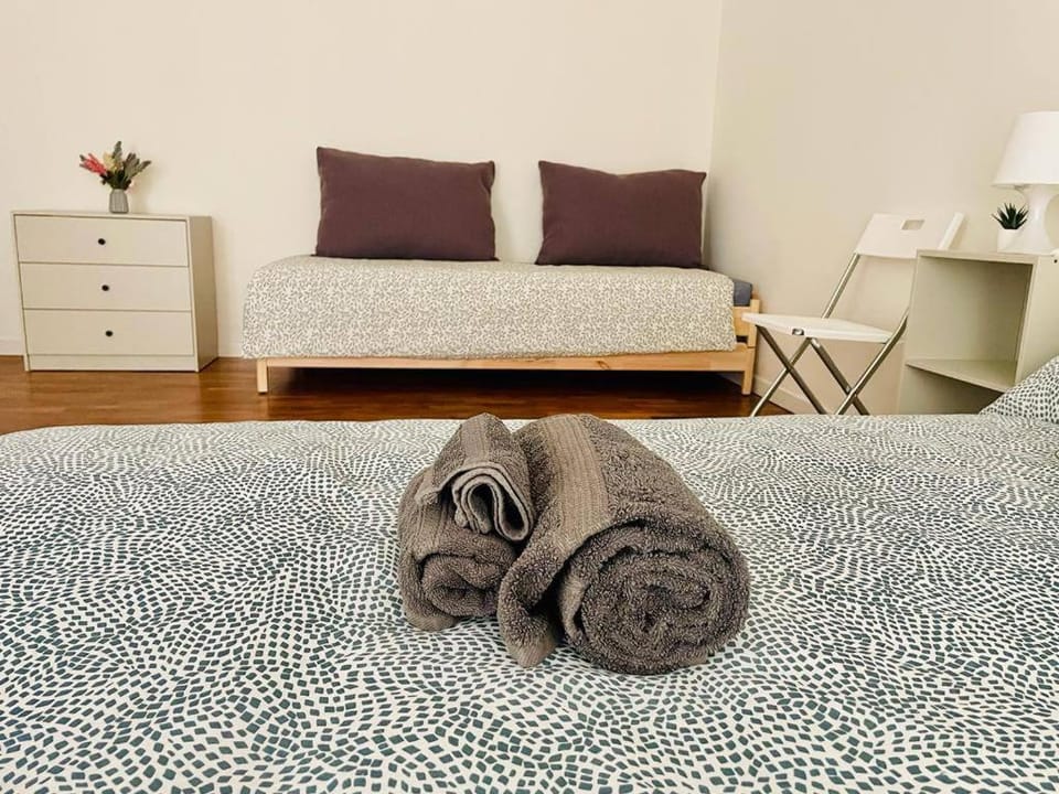 Bed, Bedroom, towels