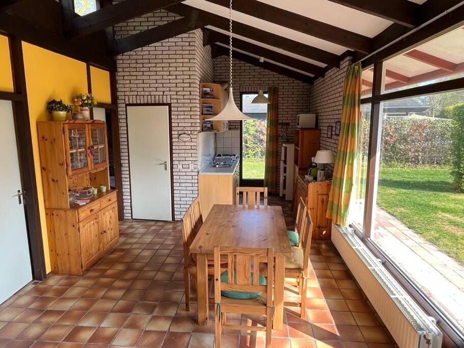 Kitchen or kitchenette, Dining area, minibar, stove