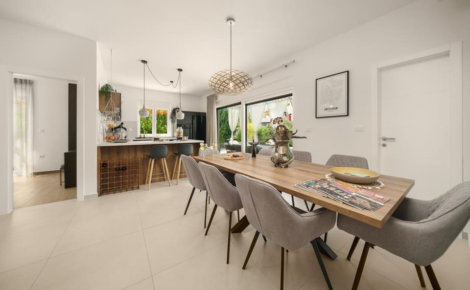 Kitchen or kitchenette, Seating area, Dining area