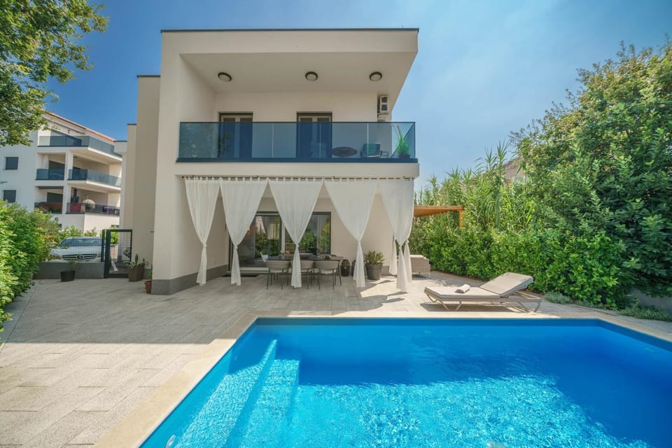 Property building, Garden, Balcony/Terrace, Swimming pool