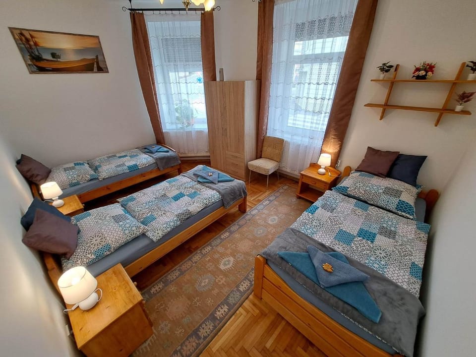 Bed, Bedroom, towels