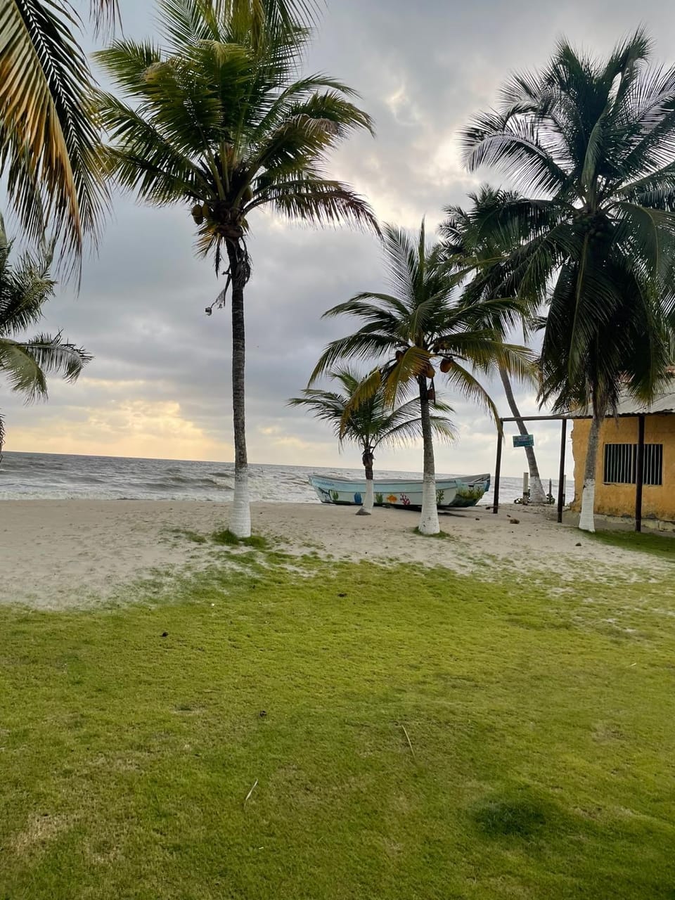 Cabaña cerca al Mar con Pisicina y AC en Tolú House in Sucre, Colombia