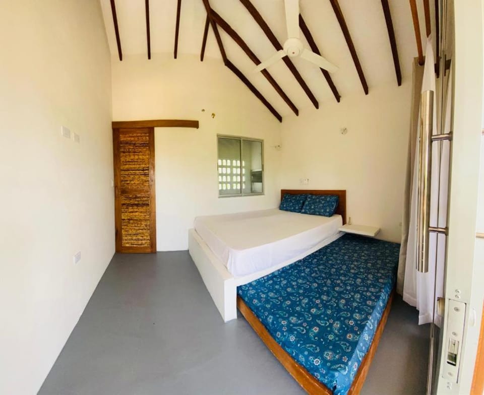 Bed, Photo of the whole room, Decorative detail, Bedroom, bunk bed, air conditioner