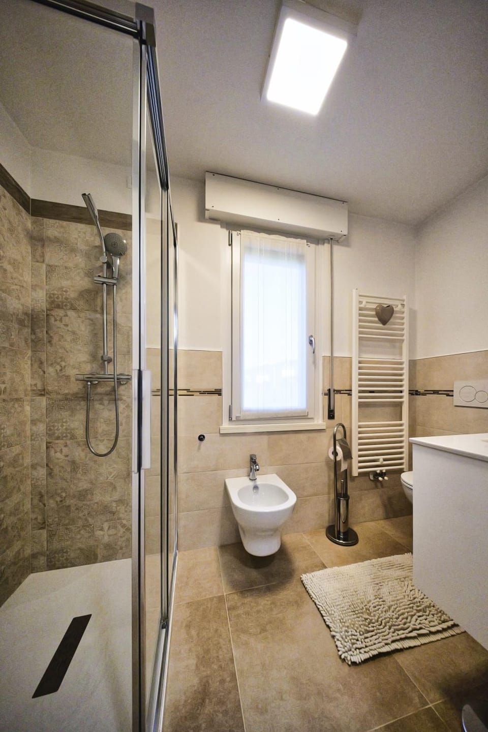Shower, Toilet, Bathroom, bidet, towels