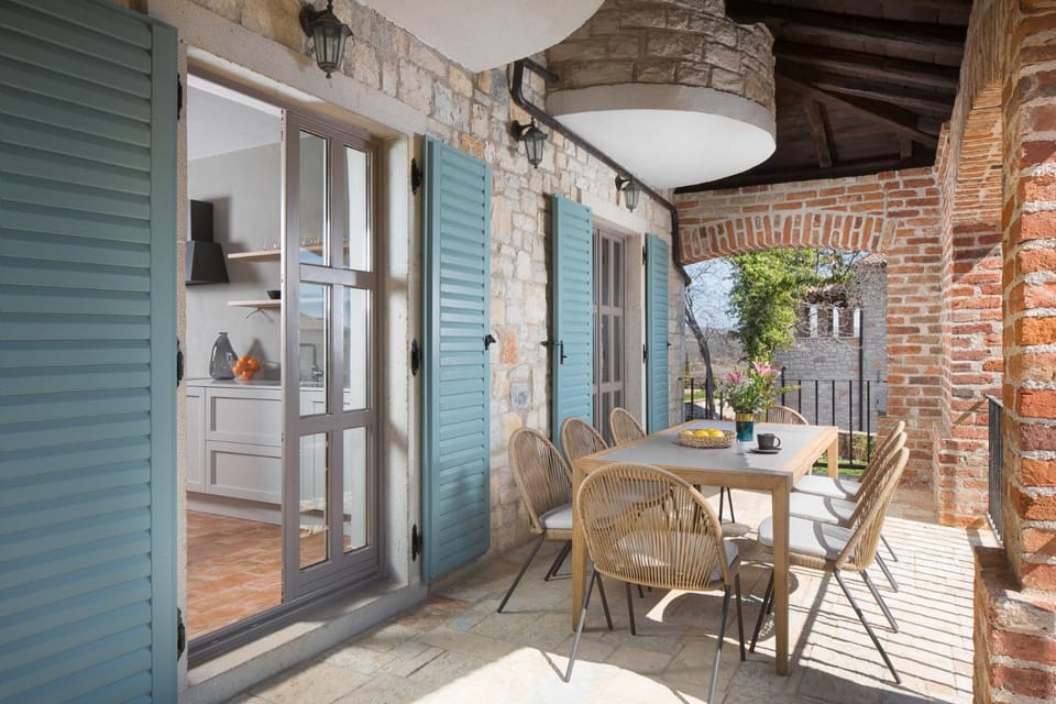 Day, Balcony/Terrace, Seating area, Dining area