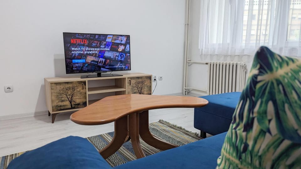 Communal lounge/ TV room, TV and multimedia, Living room, Seating area, Evening entertainment